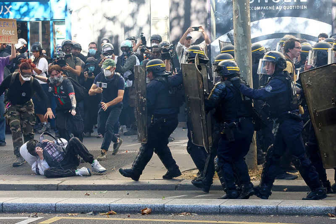 France suspends use of stun  grenades to police protests
